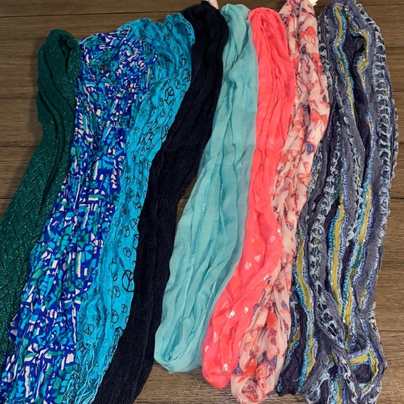 LOT OF 8 WOMENS SCARVES - Picture 1 of 9